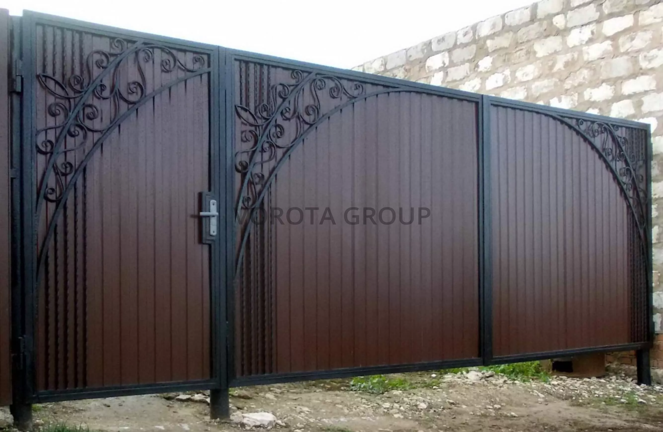 Распашные ворота из профнастила Alutech с ковкой 3000х1800