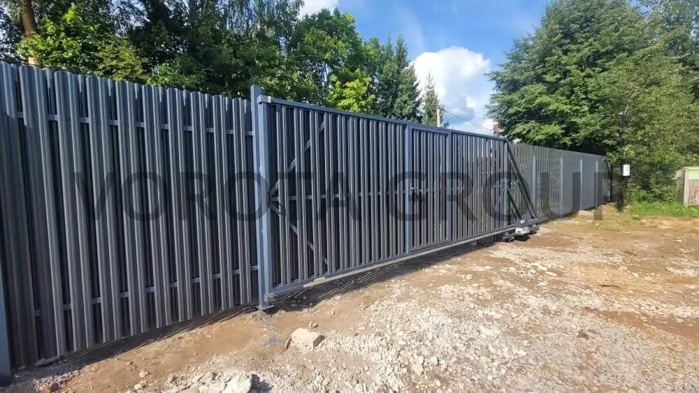 Откатные ворота на сваях с калиткой Alutech серые 3500х18000